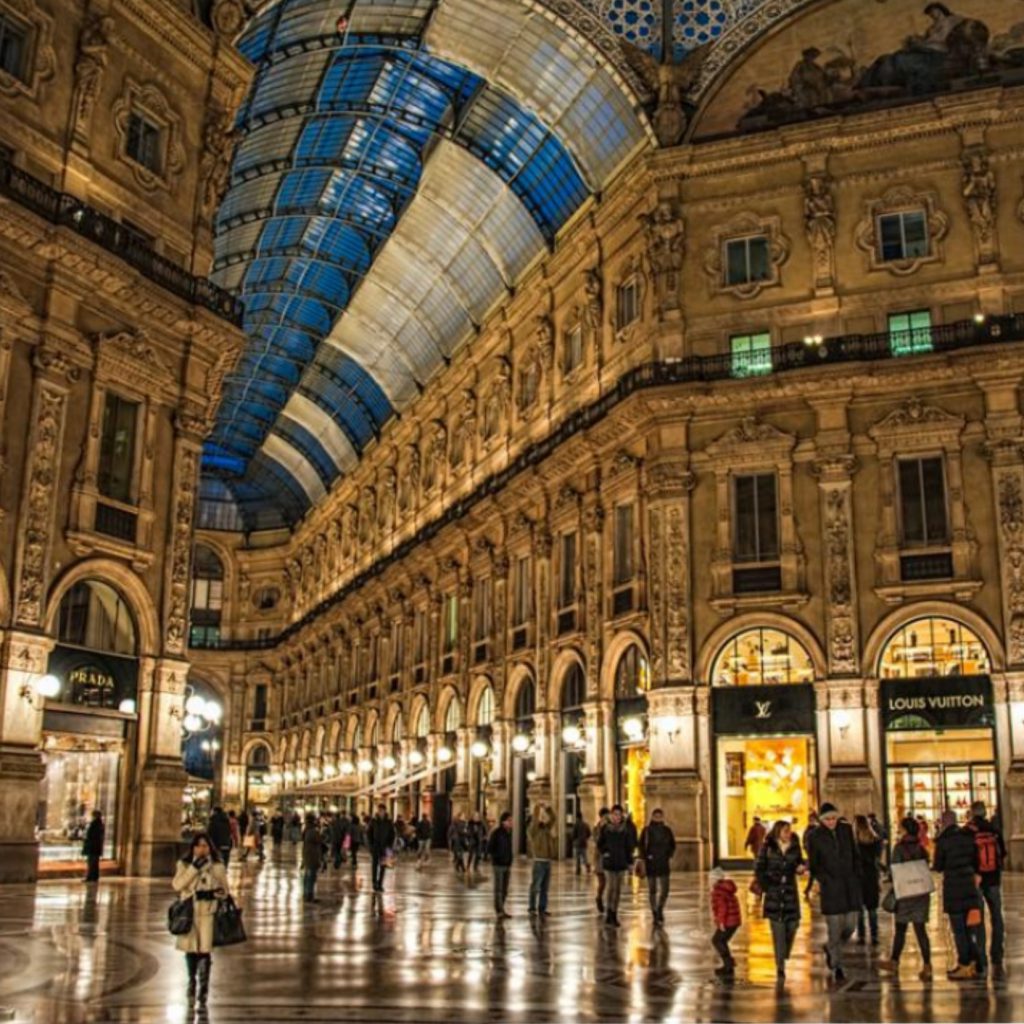 La moda in Italia by Nicole Calzavara - Illustrated by Nicole e Alessia - Ourboox.com