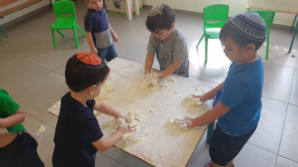 אני וגופי by miriam tenenboim - Illustrated by ילדי גן אופל - Ourboox.com