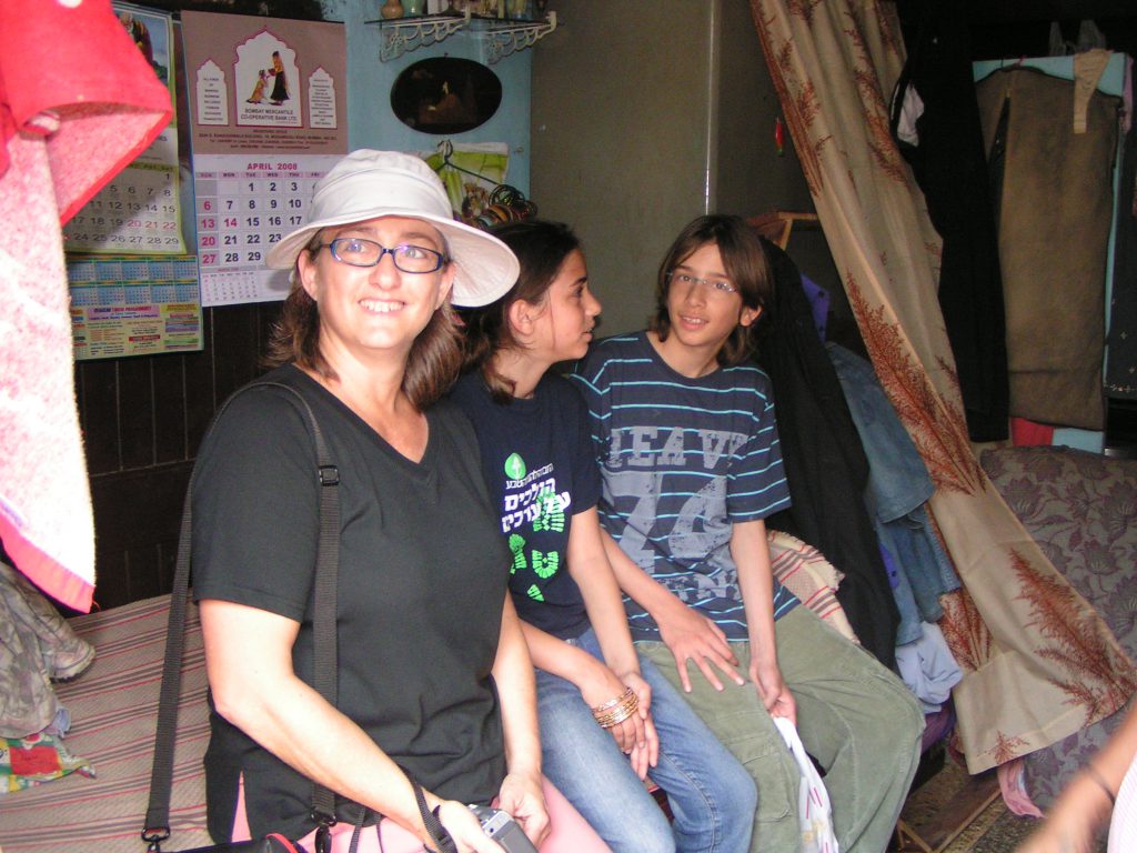 טיול שורשים להודו – חלק ראשון מומביי עד מייסור by מיכל בן הגיא - Illustrated by אבנר אייזיק - Ourboox.com