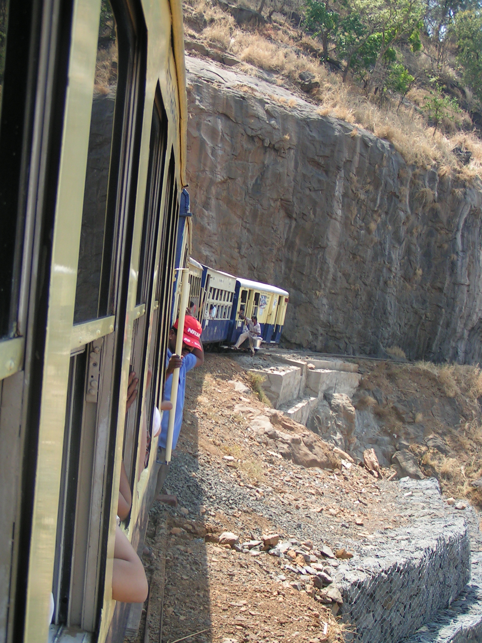 טיול שורשים להודו – חלק ראשון מומביי עד מייסור by מיכל בן הגיא - Illustrated by אבנר אייזיק - Ourboox.com