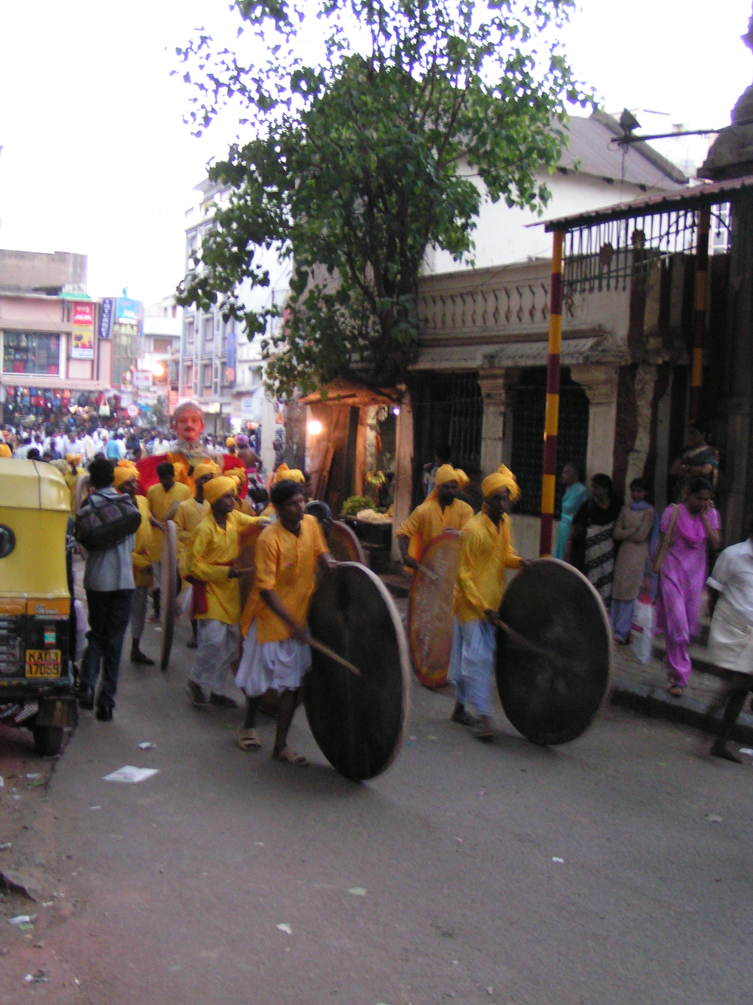 טיול שורשים להודו – חלק ראשון מומביי עד מייסור by מיכל בן הגיא - Illustrated by אבנר אייזיק - Ourboox.com