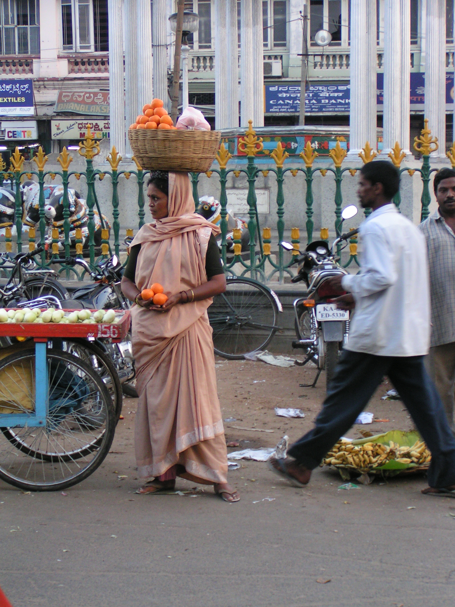 טיול שורשים להודו – חלק ראשון מומביי עד מייסור by מיכל בן הגיא - Illustrated by אבנר אייזיק - Ourboox.com