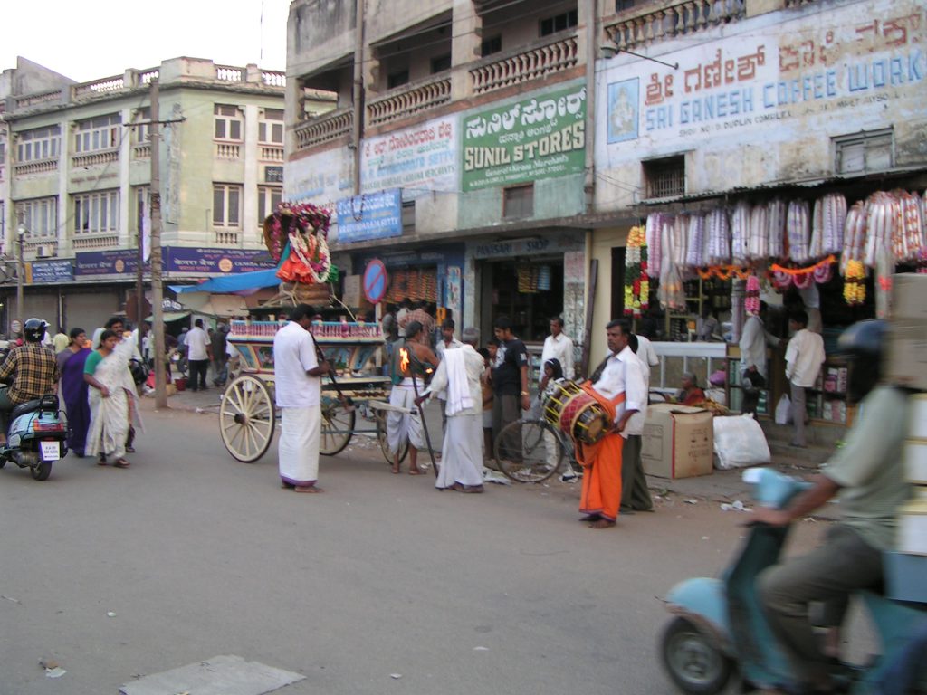 טיול שורשים להודו – חלק ראשון מומביי עד מייסור by מיכל בן הגיא - Illustrated by אבנר אייזיק - Ourboox.com