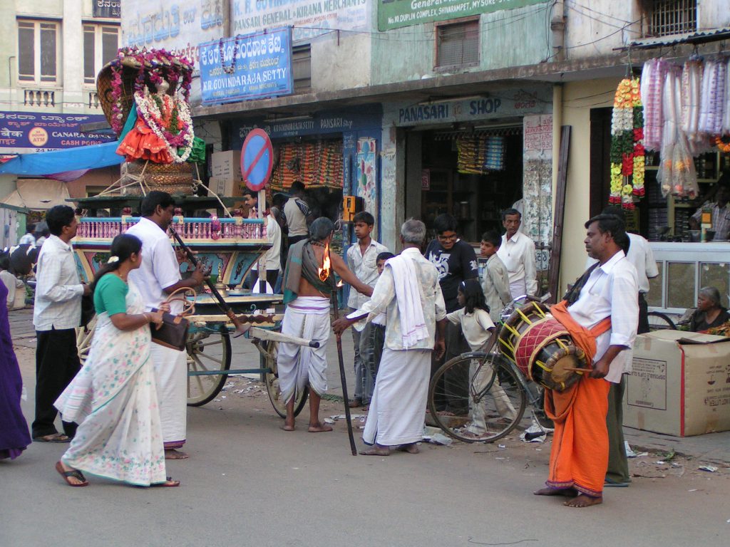 טיול שורשים להודו – חלק ראשון מומביי עד מייסור by מיכל בן הגיא - Illustrated by אבנר אייזיק - Ourboox.com