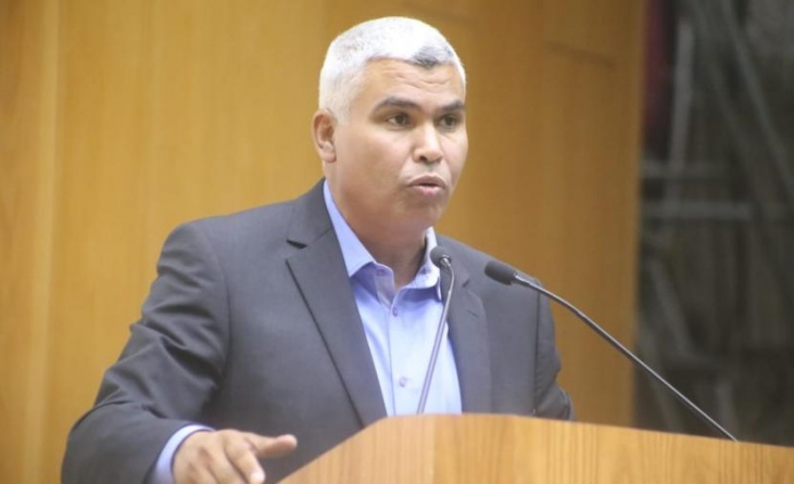 تعرف على شخصية مؤثرة by Naden - Illustrated by نادين ابو حسان - Ourboox.com