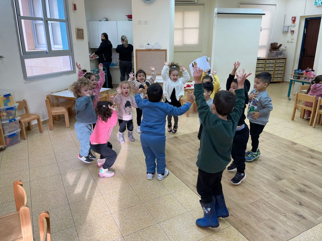 “יש לי יום הולדת גדלתי בשנה” by NOFAR RASKIN - Ourboox.com