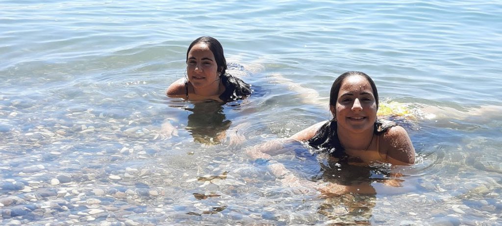 אחיות תאומות by Ronit Eyny - Ourboox.com