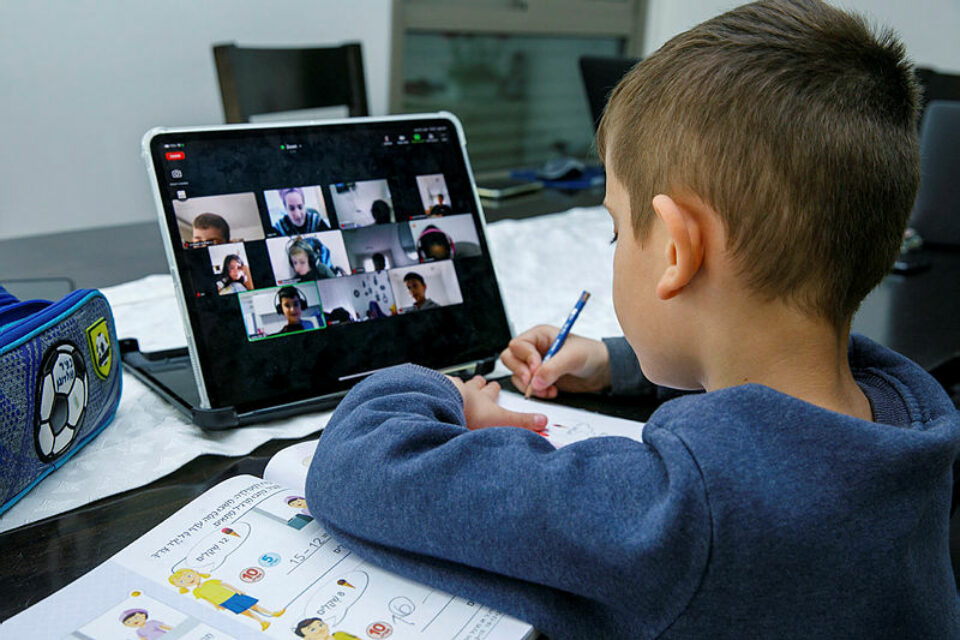 למידה מרחוק בזמן הקורונה by samera abu amra - Ourboox.com