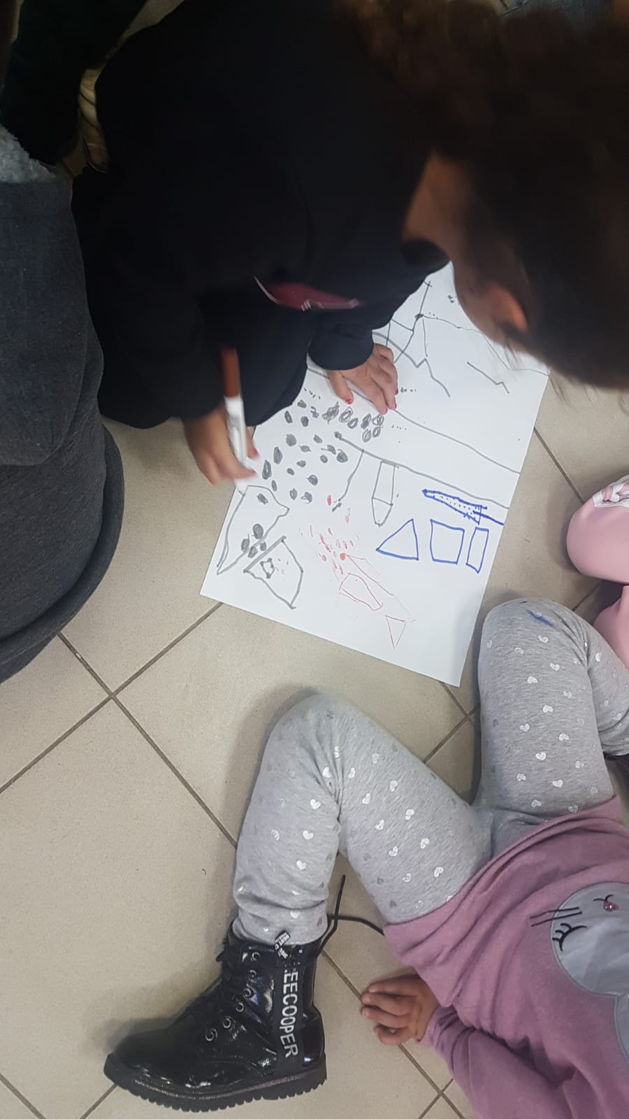 فعاليات في أعقاب قصة “حكاية نقطة على دفتر أبيض” by mysona hasarmi - Illustrated by عمل وابداع اطفال بستان وروضات المزرعة - Ourboox.com