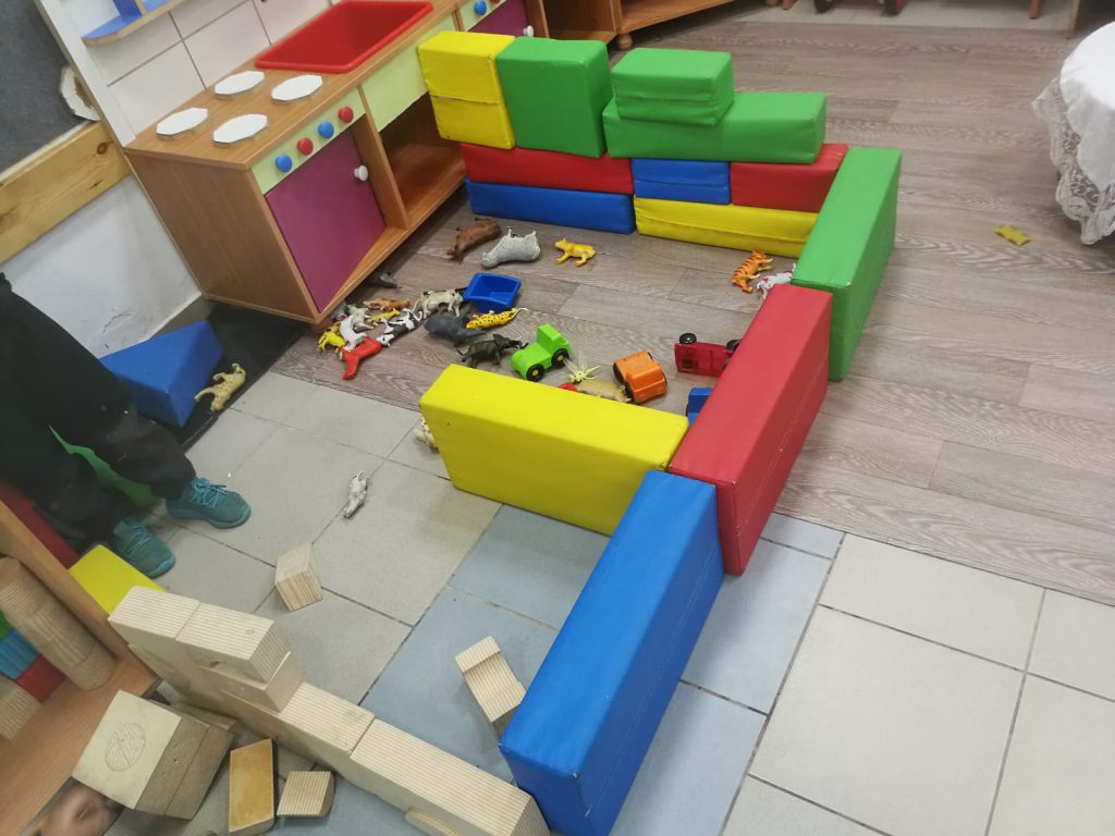 فعاليات في أعقاب قصة “حكاية نقطة على دفتر أبيض” by mysona hasarmi - Illustrated by عمل وابداع اطفال بستان وروضات المزرعة - Ourboox.com