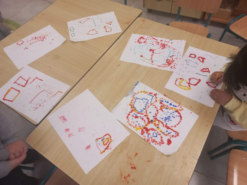 فعاليات في أعقاب قصة “حكاية نقطة على دفتر أبيض” by mysona hasarmi - Illustrated by عمل وابداع اطفال بستان وروضات المزرعة - Ourboox.com