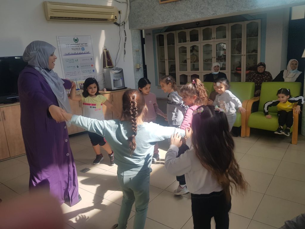 نحن وجيراننا نزرع الحديقة by faida mahajna - Ourboox.com