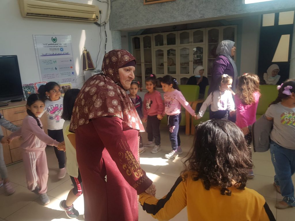 نحن وجيراننا نزرع الحديقة by faida mahajna - Ourboox.com