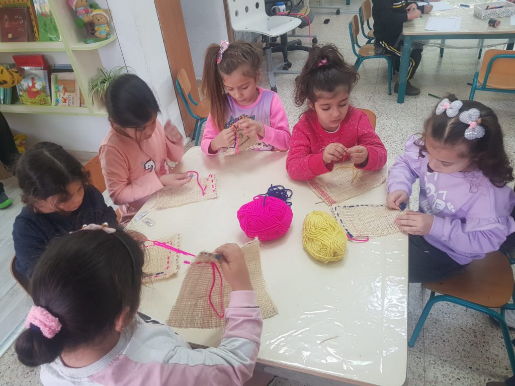 نحن وجيراننا نزرع الحديقة by faida mahajna - Ourboox.com