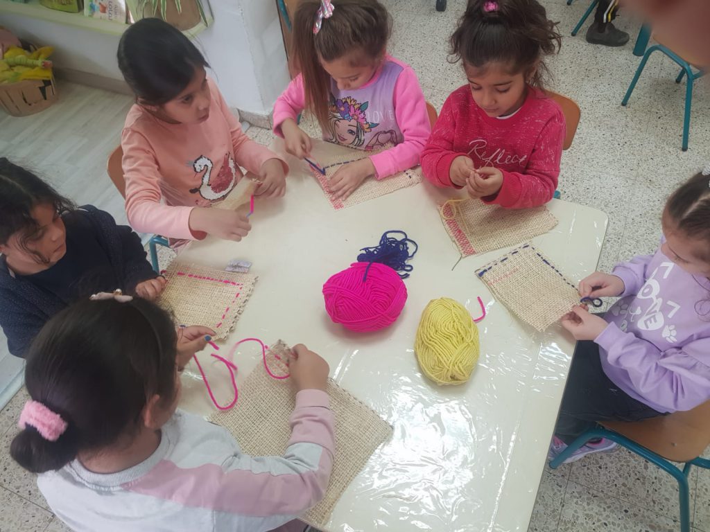 نحن وجيراننا نزرع الحديقة by faida mahajna - Ourboox.com