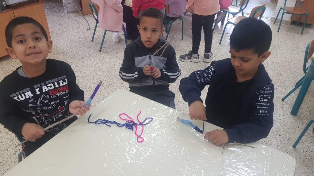 نحن وجيراننا نزرع الحديقة by faida mahajna - Ourboox.com