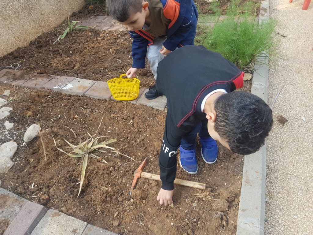 نحن وجيراننا نزرع الحديقة by faida mahajna - Ourboox.com