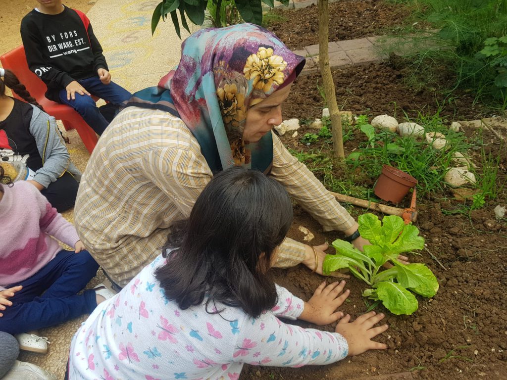 نحن وجيراننا نزرع الحديقة by faida mahajna - Ourboox.com