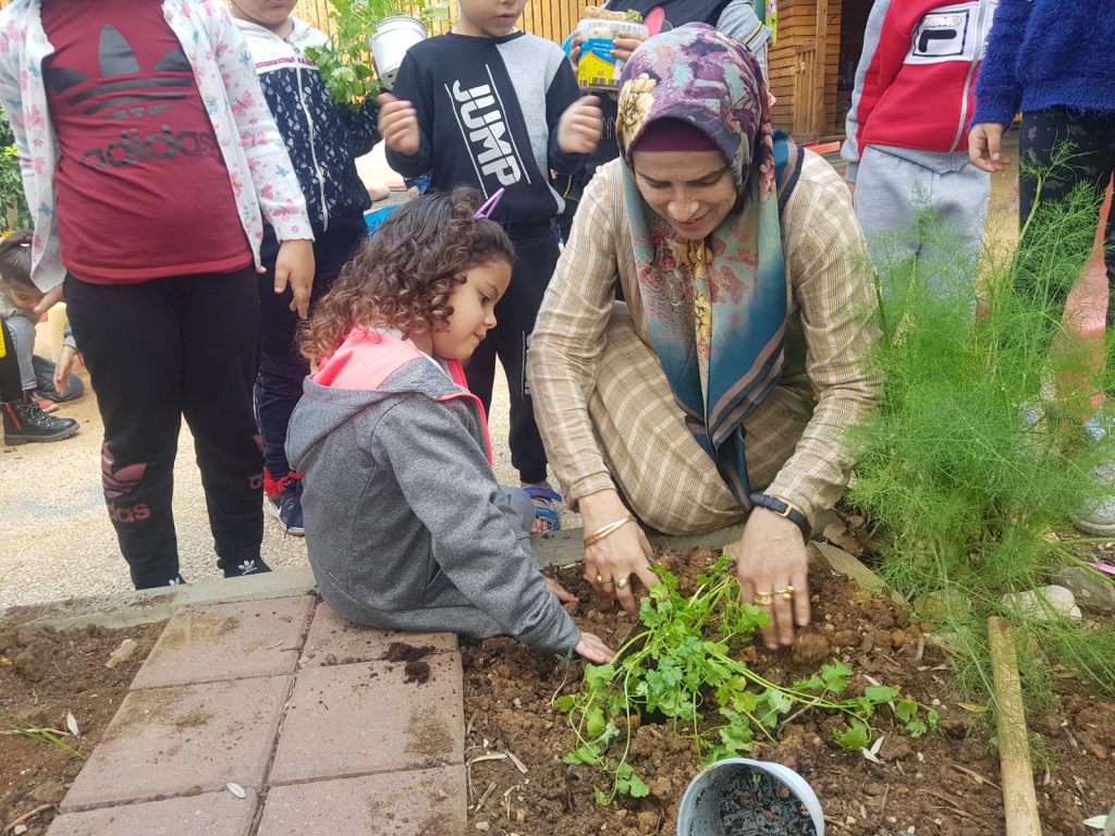نحن وجيراننا نزرع الحديقة by faida mahajna - Ourboox.com