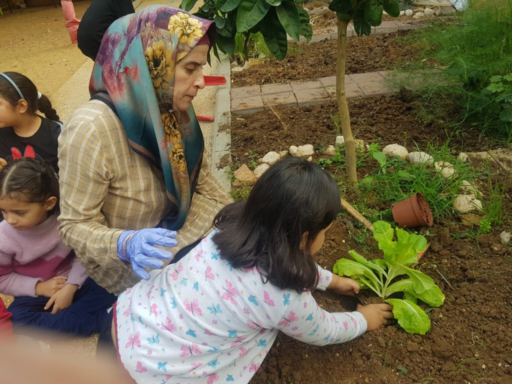 نحن وجيراننا نزرع الحديقة by faida mahajna - Ourboox.com