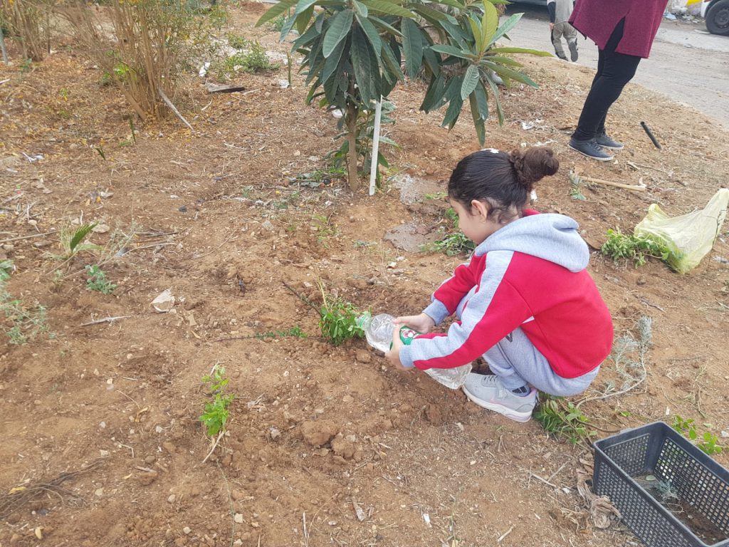 نحن وجيراننا نزرع الحديقة by faida mahajna - Ourboox.com