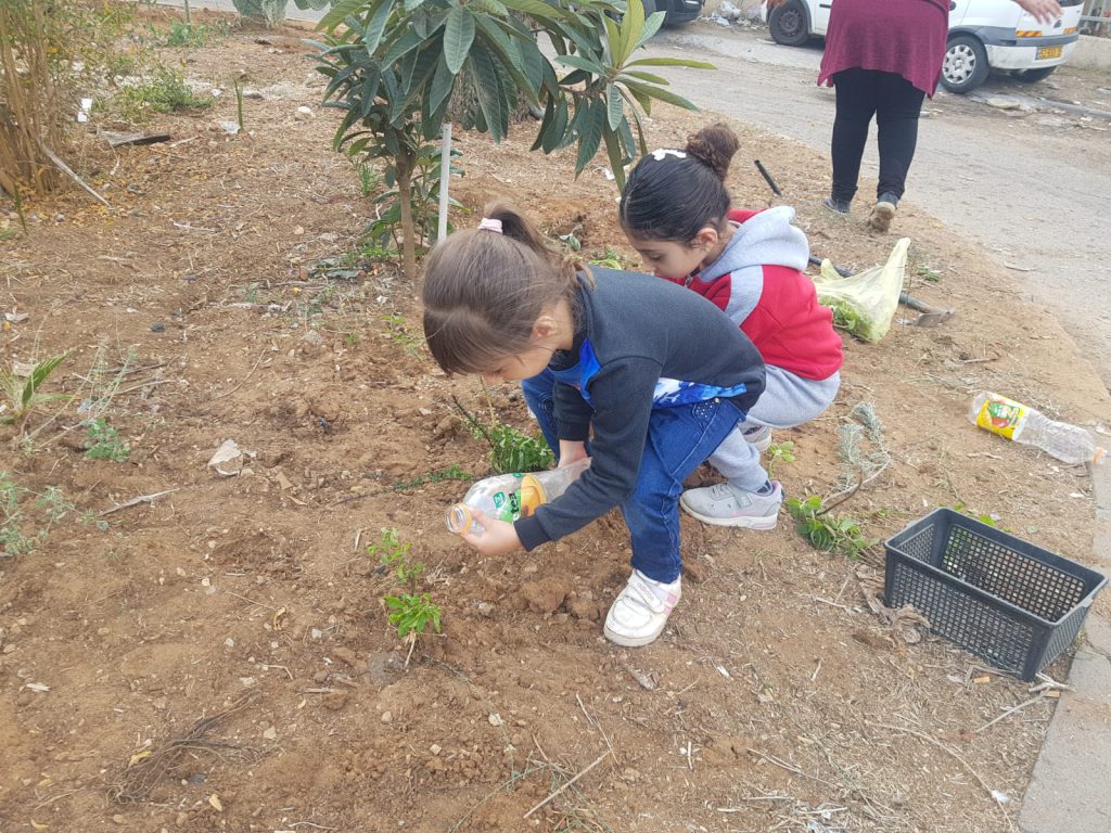 نحن وجيراننا نزرع الحديقة by faida mahajna - Ourboox.com