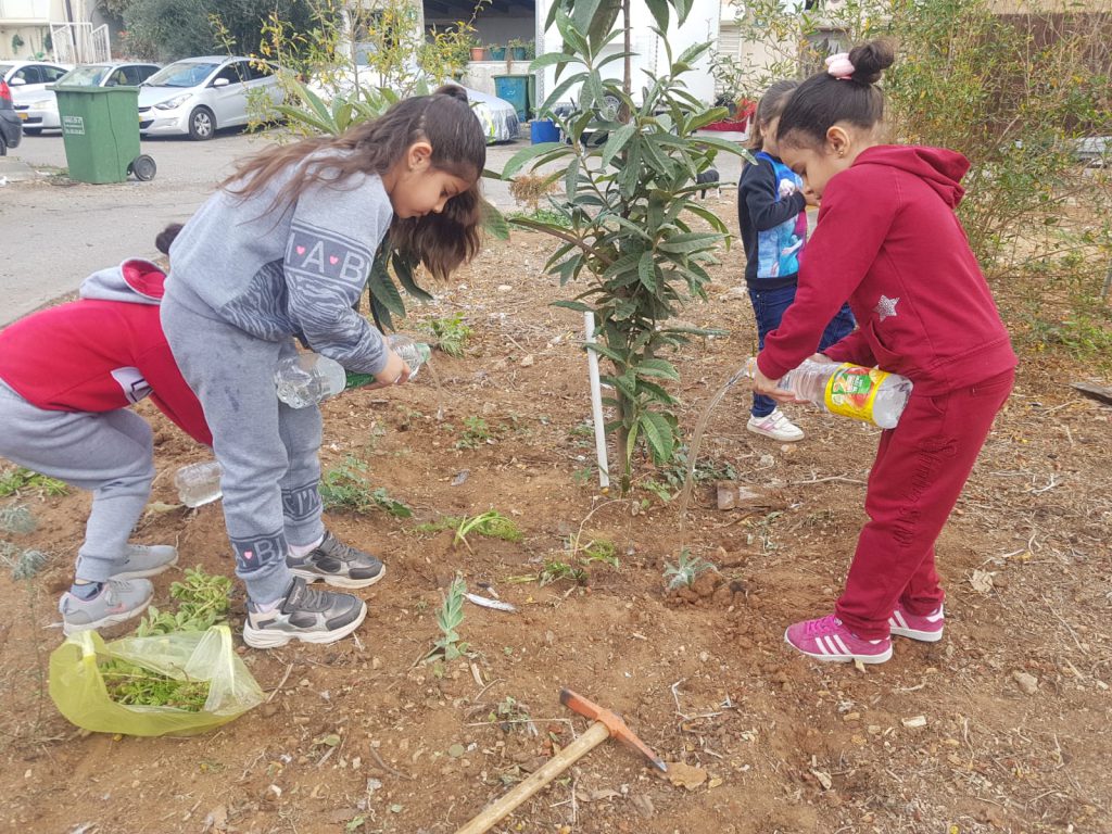 نحن وجيراننا نزرع الحديقة by faida mahajna - Ourboox.com