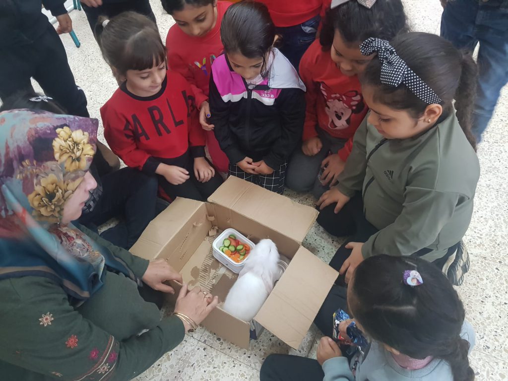 نحن وجيراننا نزرع الحديقة by faida mahajna - Ourboox.com