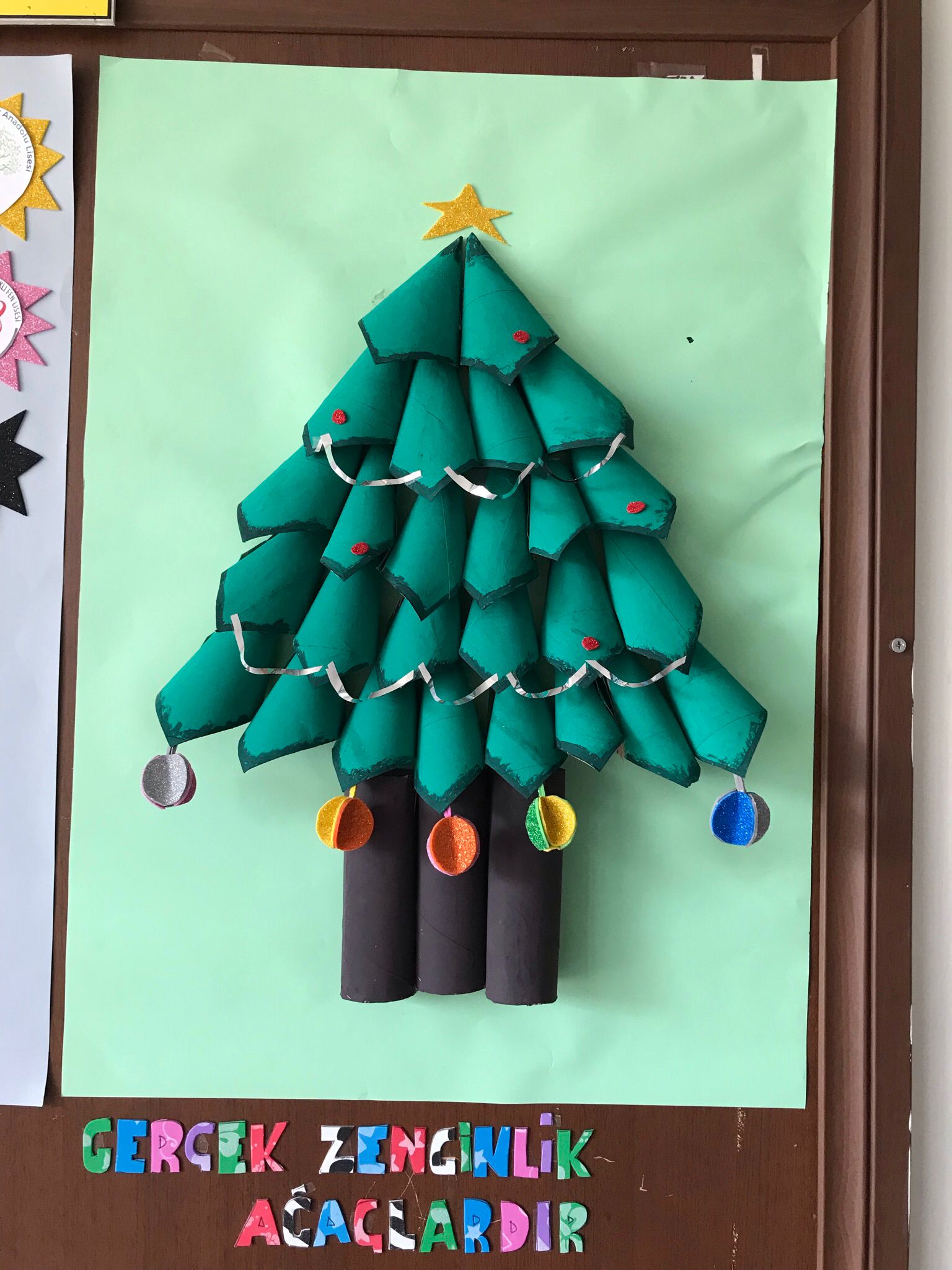 Tuvalet kağıdı rulolarından yapmış olduğumuz ağaç çalışmamız.