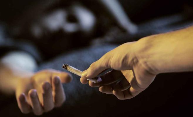 أسباب تعود إلى الأسرة في تعاطي المخدرات by Azert - Ourboox.com