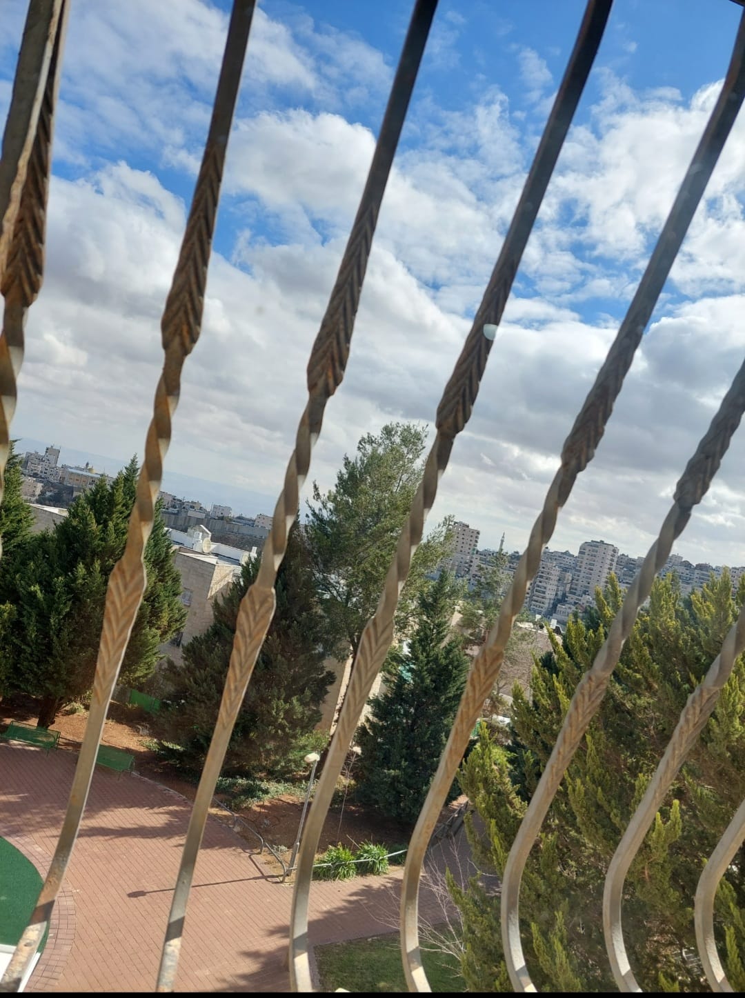 האור מאיר את החדר ולדעתי האור הטבעי עושה את החדר יותר יפה